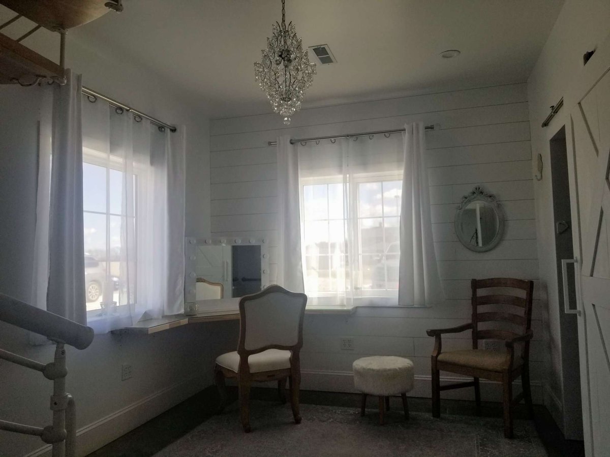 Fairview_Acres's tweet photo. Need a moment to yourself before you walk? Our bridal suite has a room just for that! Take a moment to put on your finishing touches, take a few deep breaths, and relax. #wedding #relax #barnwedding #bridalsuite #bride https://t.co/5QaIqAgnWe
