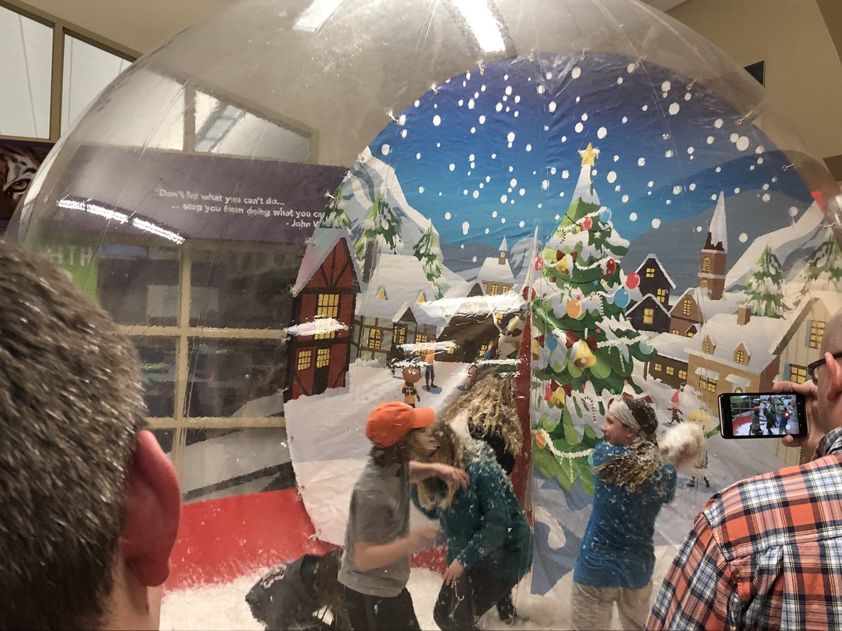 kcline1227's tweet photo. The girls are having a blast atDiley Winter Fest ❄️☃️ #thankyouptso #dileydelegates #winterfest2020 @DMS_Proud @dileyprincipal @PTSO_DMS @PLSD https://t.co/yp0YxksWxo