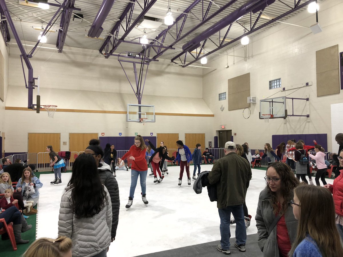 kcline1227's tweet photo. The girls are having a blast atDiley Winter Fest ❄️☃️ #thankyouptso #dileydelegates #winterfest2020 @DMS_Proud @dileyprincipal @PTSO_DMS @PLSD https://t.co/yp0YxksWxo