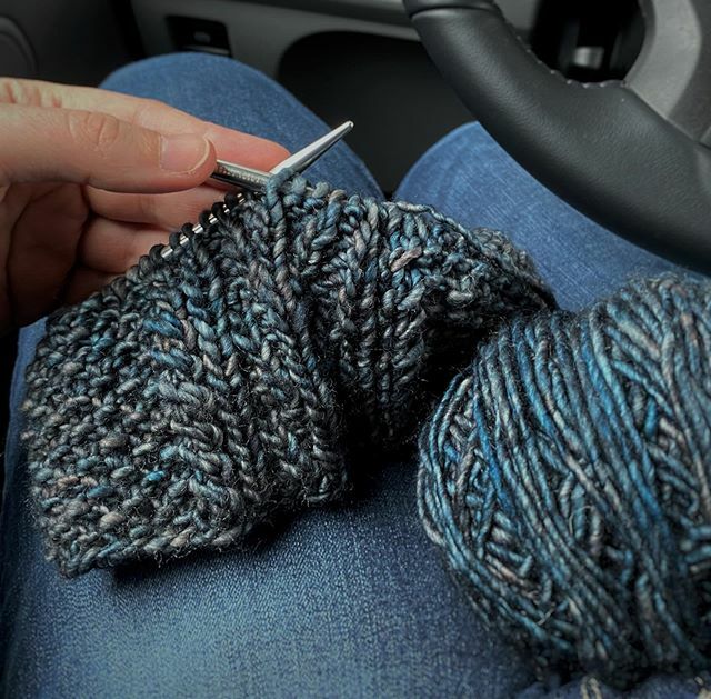 My life can be pretty hectic on a day-to-day basis, but when I can occasionally carve out fifteen minutes to knit in peace before school pickup, all is well with the world. 💕
.
#designinprogress #placesyoucanknit #knittingismyyoga #knitknitknit #knit… ift.tt/2VQoH6B