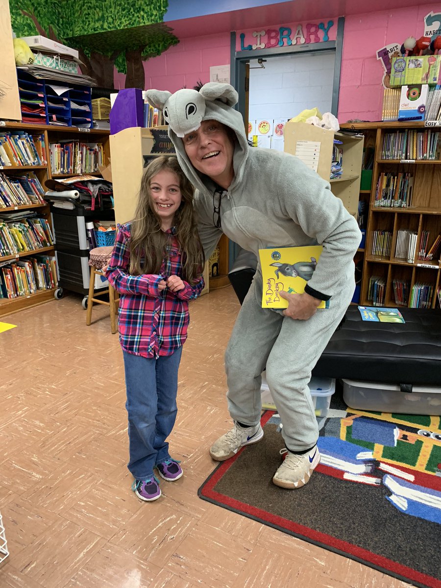 CalvaryElem's tweet photo. Students at Calvary using the Leadership skills to escort our reading guests to their classrooms and welcoming them to our school. @CalvaryElem @MCPS_KY #BECALVARY https://t.co/BU5UaG8EGl
