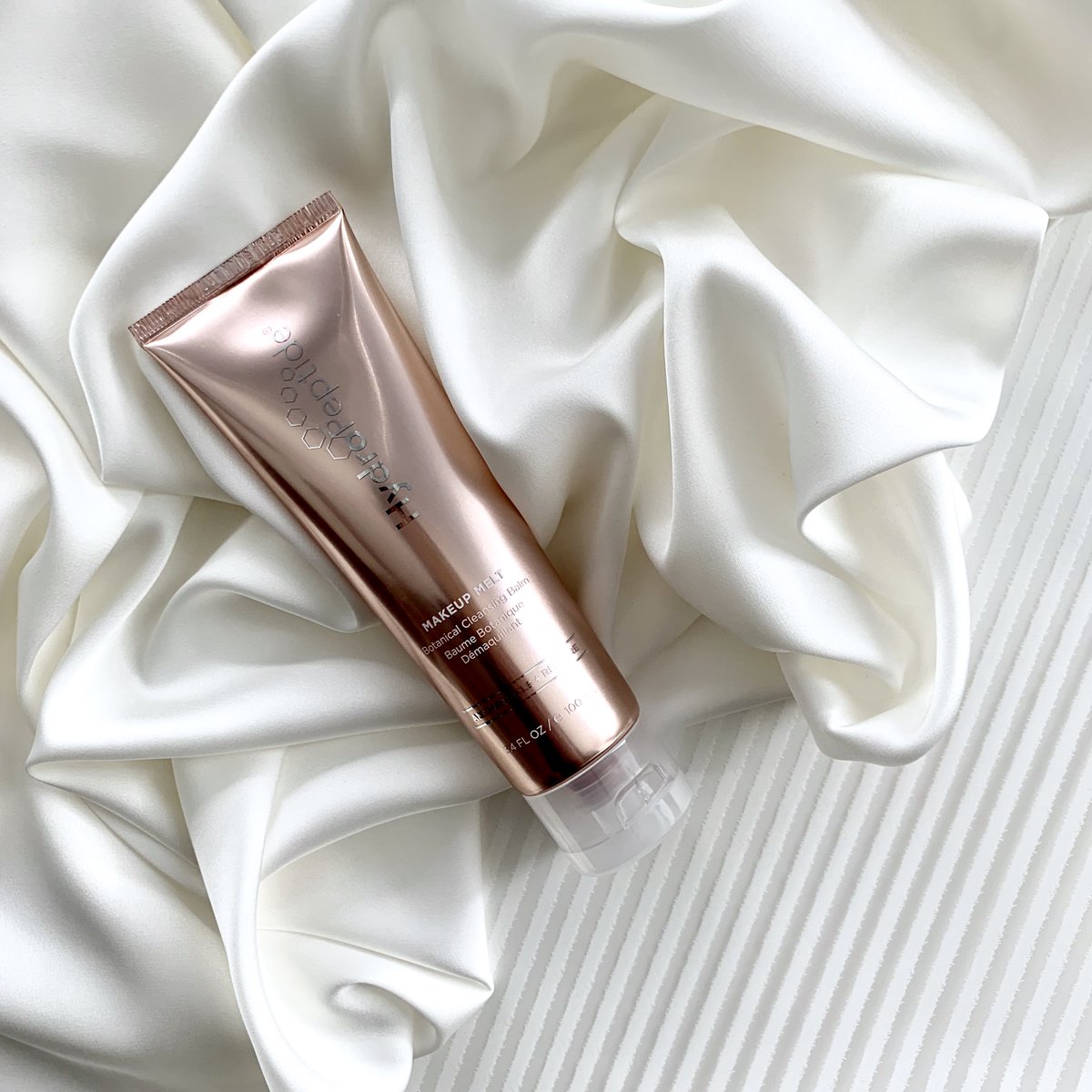 Makeup melt is the perfect first step to your 2 step cleansing routine. This gentle cleanser will remove your makeup without over-drying.