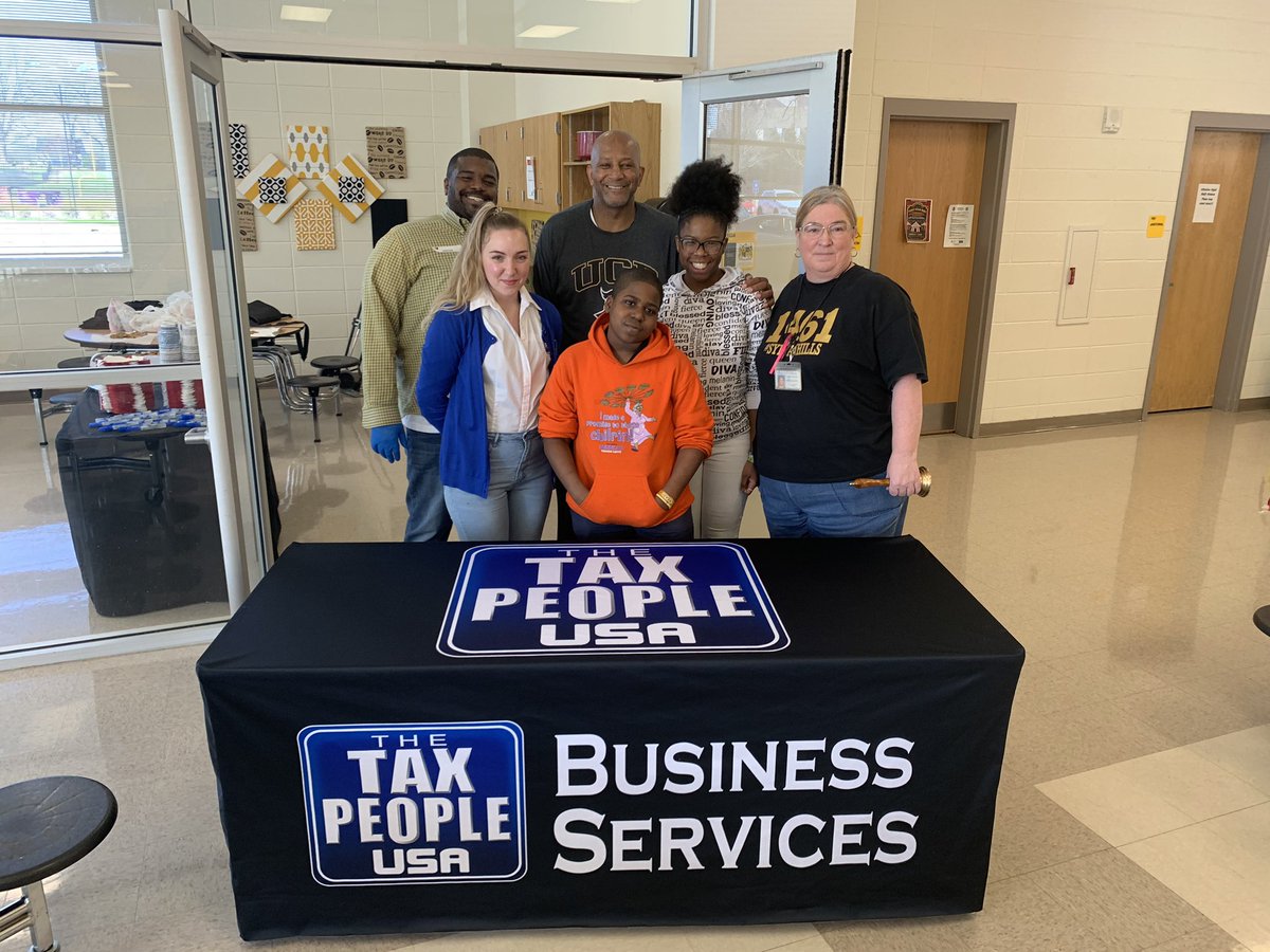 APSSylvanHills's tweet photo. @SHMSMedia2 organized another great event for our readers!! Thank you to our sponsors, The Tax People USA and @lbritwms! Because of your support, our scholars enjoyed fresh baked cookies and hot cocoa, treats and FREE 📚📚!! https://t.co/vWVA90PWP8