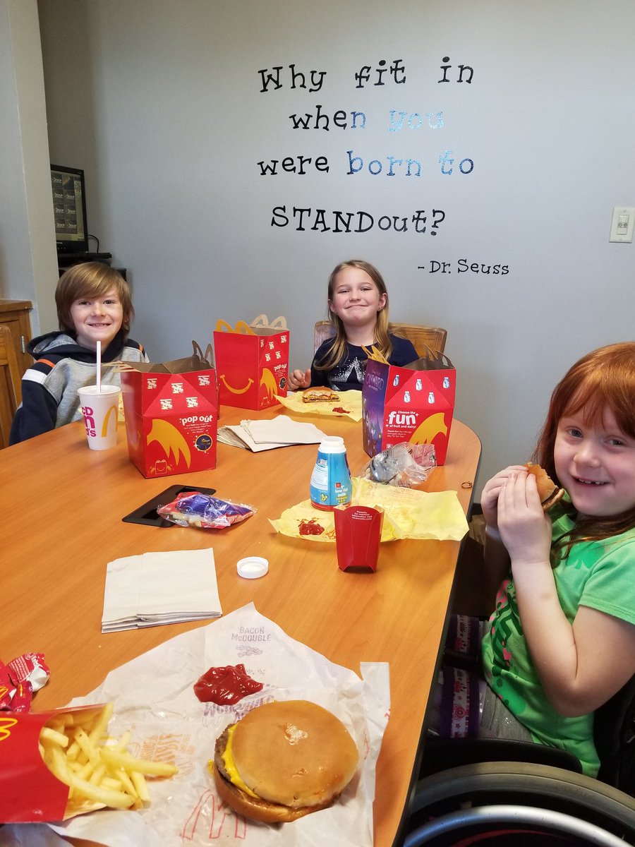 AnnaNordmeyer's tweet photo. Cashing in Bucket Fillers to eat with the principal!!  @MoberlyDistrict https://t.co/2DgjeBIjVG