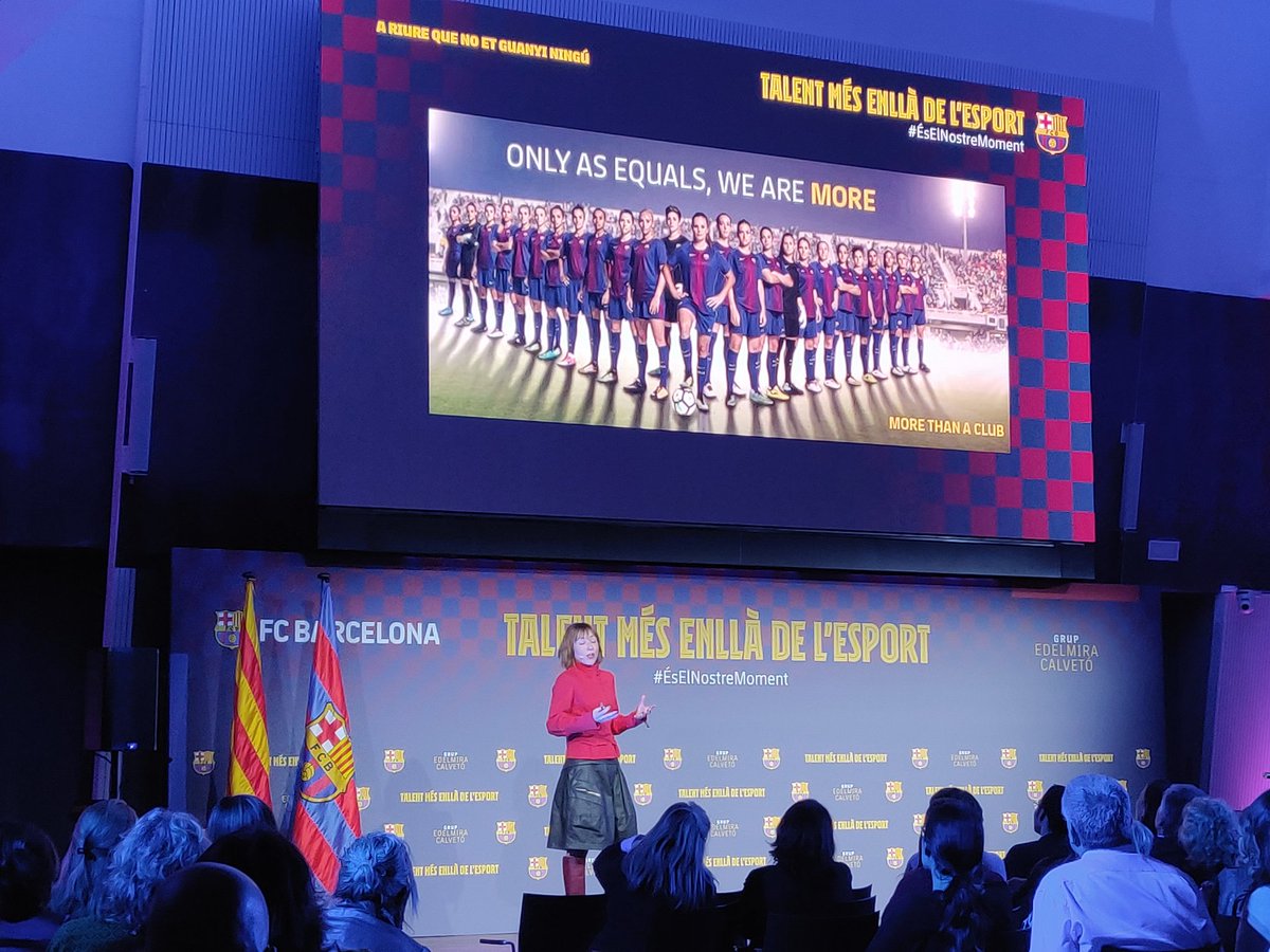mireiadilme's tweet photo. No sempre es té l'oportunitat de portar penjada una medalla d'or olímpica (i encara menys amb el tros de dona plena d'energia i humor que l'ha aconseguida)🥇♀️@DeMurguia Inspiradíssimes amb tants referents no sols a nivell esportiu sinó sobretot personal. #ÉsElNostreMoment https://t.co/jBLUNcmFCt