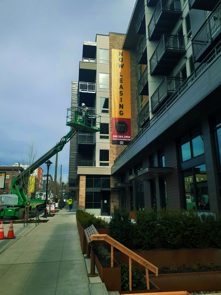 There’s no missing this sign! Come to us for your visual communication needs, no matter how big. Thank you <a href="/Avenue5Res/">Avenue5 Residential</a> <a href="/alexan_100/">Alexan 100</a> #signs #customsigns #banner #largeformatprinting #branding #graphicdesign #visualcommunication #fastsigns