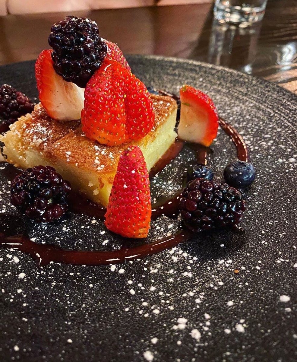 KennisonChicago's tweet photo. Gooey butter cake with fresh berries and raspberry sauce is the perfect bow to tie up a meal #KennisonChicago #HotelLincoln
📸 : @heymayo https://t.co/ZrDANz9Rw2