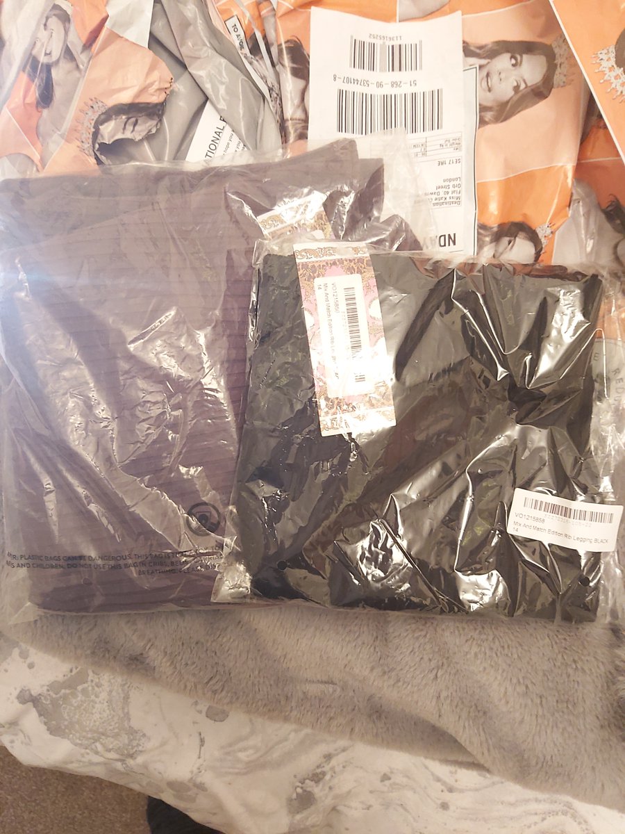 soph_ann04's tweet photo. Okay @boohoo_cshelp @boohoo wanna tell me how the heck the colours in my photo looks like the ones online... https://t.co/qbZgQ1gYmv