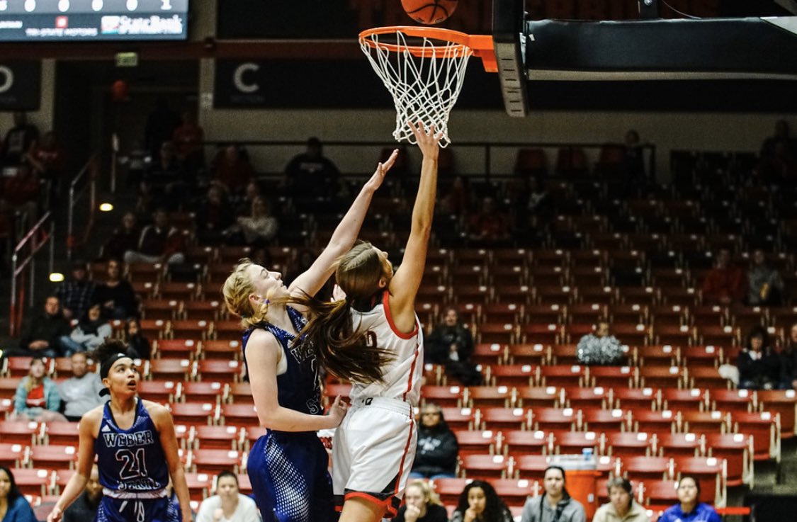 katie_clayman's tweet photo. Harley Hansen Appreciation ❤️❤️

In her 2 years at SUU Harley has...
⚡️700+ Points
⚡️115 Steals
⚡️Never missed a game/practice
⚡️Never missed a chance to wear her cowgirl outfits 🤠

#SRNIGHT #YeeHaw https://t.co/4UCGJvdiMR