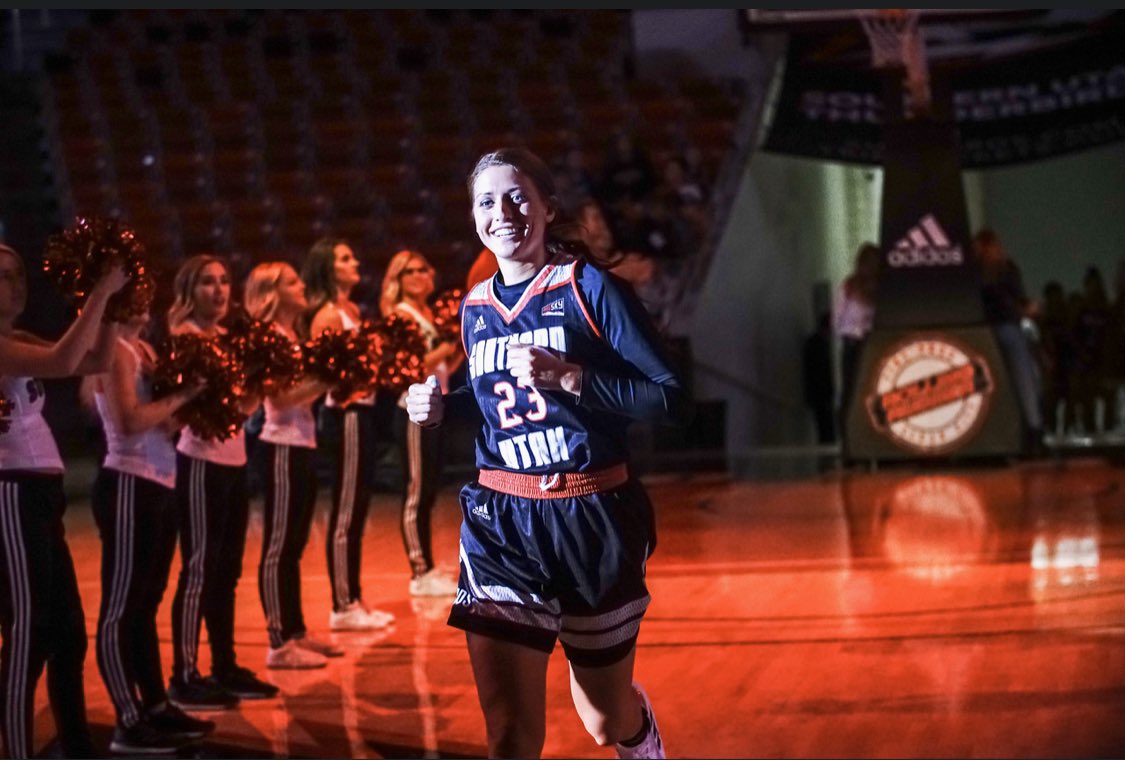 katie_clayman's tweet photo. Harley Hansen Appreciation ❤️❤️

In her 2 years at SUU Harley has...
⚡️700+ Points
⚡️115 Steals
⚡️Never missed a game/practice
⚡️Never missed a chance to wear her cowgirl outfits 🤠

#SRNIGHT #YeeHaw https://t.co/4UCGJvdiMR