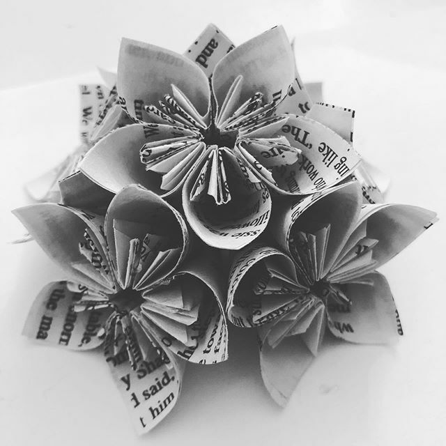 ClementsCorinne's tweet photo. A small batch of very wee flowers made from American Gods
.
.
.
#weddingprep #paperflowers #homemade #papercraft #hotgluecrafts #somanyburnsthough https://t.co/KXODT52cnZ https://t.co/pg5PMvAb2U