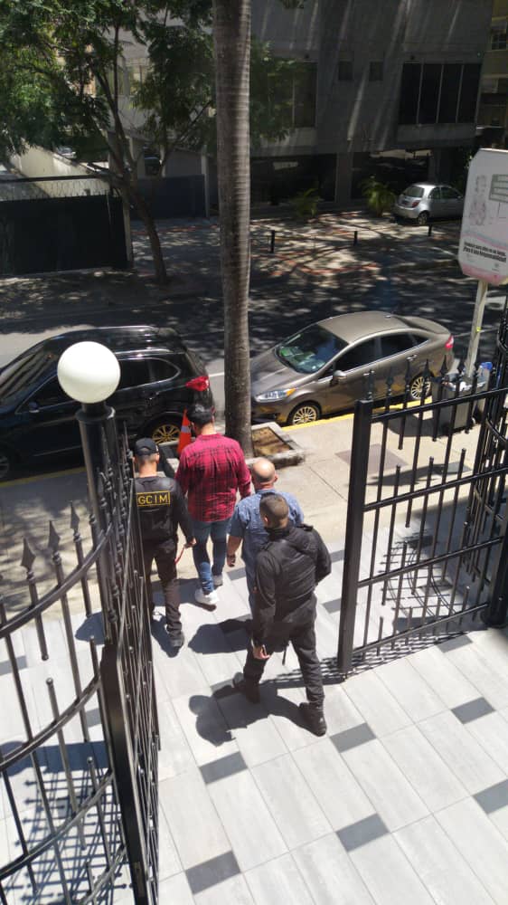 EudisGirot's tweet photo. DETENIDO OSWALDO VARGAS CAYO "EL ALACRÁN" Presidente de Pdvmarina. Mafioso, Ladrón, Criminal sujeto cabecilla de bandas de delincuentes que desfalcaron la nacion utilizando los buques para trafico de combustible.
B/T NEGRA HIPOLITA es llevado a Pto cabello bajo custodia militar. https://t.co/LfBKLU5sZE