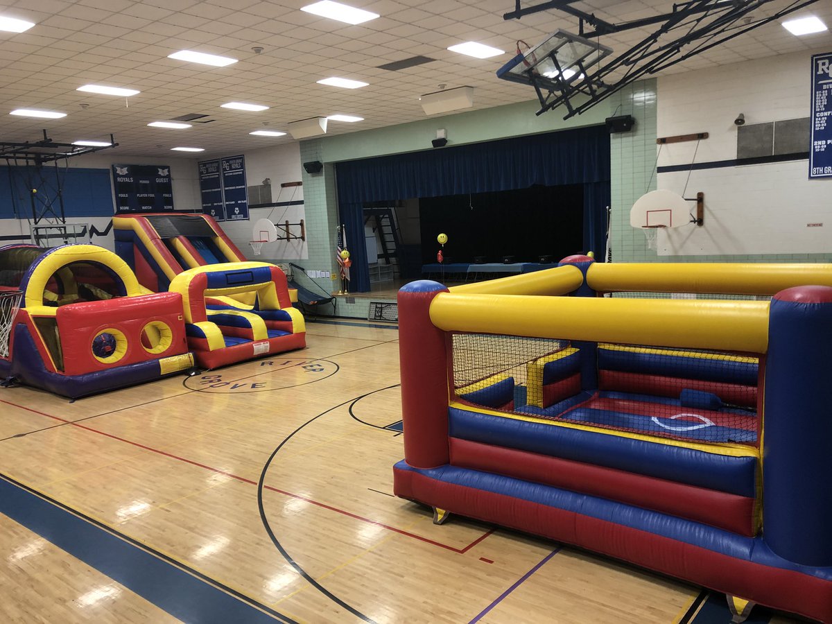 rivergrove85_5's tweet photo. The quiet before the storm of fun! Come to the #WeAreRG PTA Fun Fair!! It’s going to be a great night for the #rgroyals🎈 https://t.co/LQNmPPfKUG