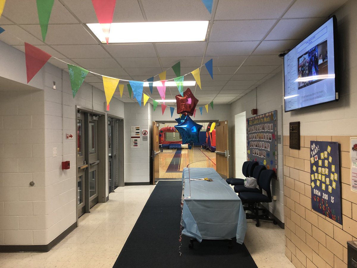 rivergrove85_5's tweet photo. The quiet before the storm of fun! Come to the #WeAreRG PTA Fun Fair!! It’s going to be a great night for the #rgroyals🎈 https://t.co/LQNmPPfKUG