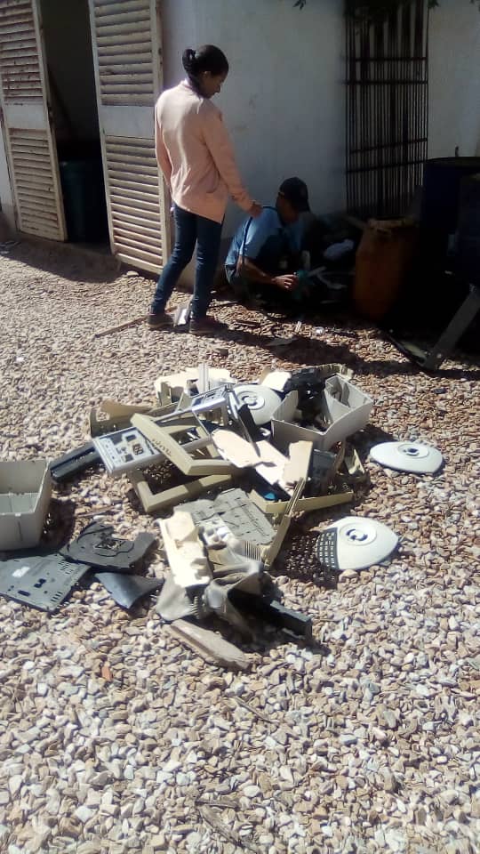 UnefaVrrOrienta's tweet photo. Realización de la segunda Fase del "Programa desde la @UNEFA Producimos" en la Ampliación Isla de Coche, Para dar continuidad a la produccion de pintura de aceite, hoy se ejecutó el *lavado y trituración del material de reciclaje* https://t.co/3fHLizS9zZ