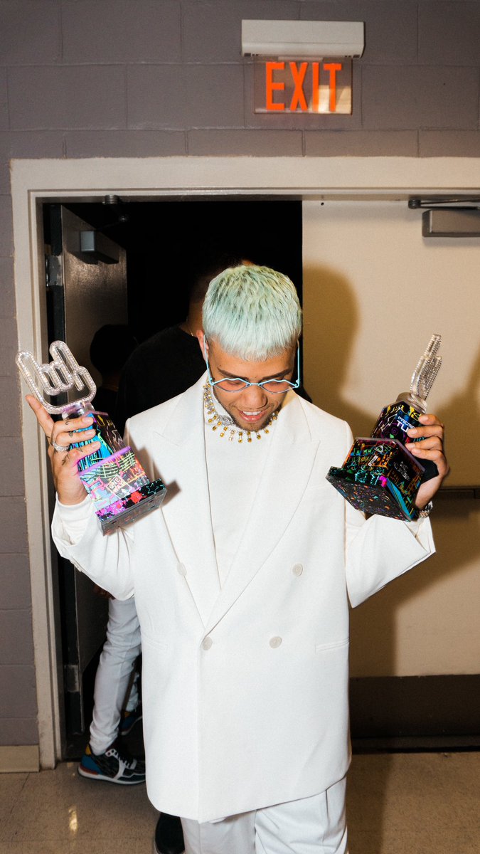 jhaycortez's tweet photo. MEJOR ÁLBUM DEL AŃO/ COMPOSITOR DEL AŃO!! 🙏🏻❤️🏆🏆 https://t.co/LNdgg2e5VI