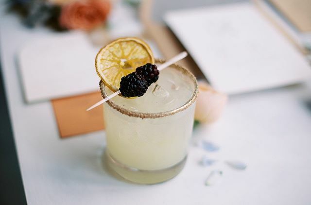 When the presentation is just as amazing as the taste of the drink. We LOVE both.🖤
⠀⠀⠀⠀⠀⠀⠀⠀⠀
Photography: @sarahcasmass 
Coordinations: @cocoandwhim ift.tt/3atvqr8