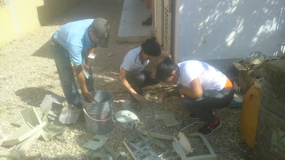 UnefaVrrOrienta's tweet photo. Realización de la segunda Fase del "Programa desde la @UNEFA Producimos" en la Ampliación Isla de Coche, Para dar continuidad a la produccion de pintura de aceite, hoy se ejecutó el *lavado y trituración del material de reciclaje* https://t.co/3fHLizS9zZ