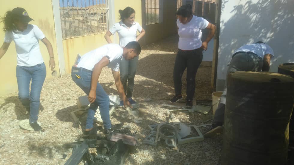 UnefaVrrOrienta's tweet photo. Realización de la segunda Fase del "Programa desde la @UNEFA Producimos" en la Ampliación Isla de Coche, Para dar continuidad a la produccion de pintura de aceite, hoy se ejecutó el *lavado y trituración del material de reciclaje* https://t.co/3fHLizS9zZ