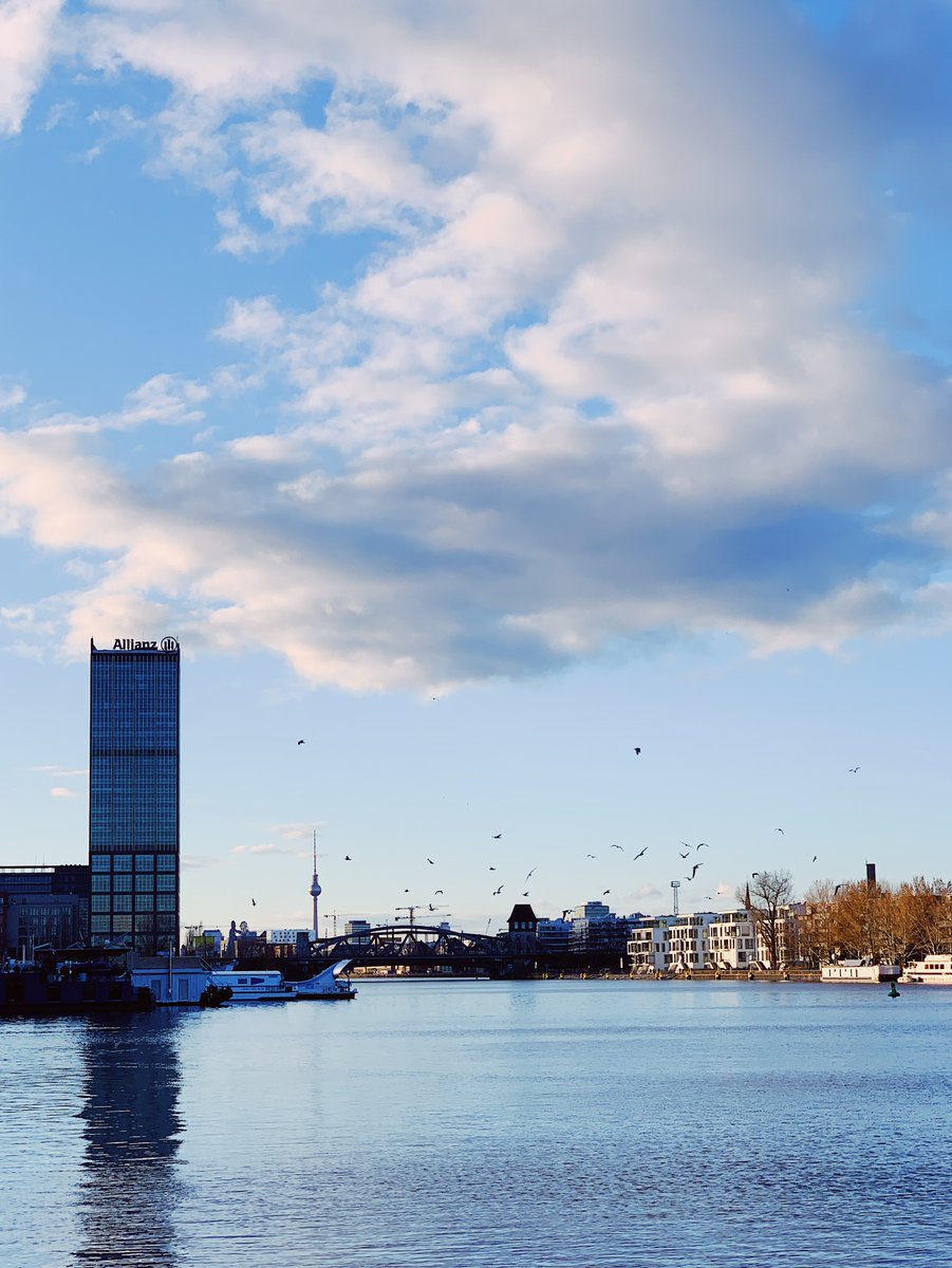 The perfect #Berlin view? Elsenbrücke, the Stralau peninsula, and #thattoweragain all in one! What's your favorite Berlin vista? 🗼 🌤️ 🌉