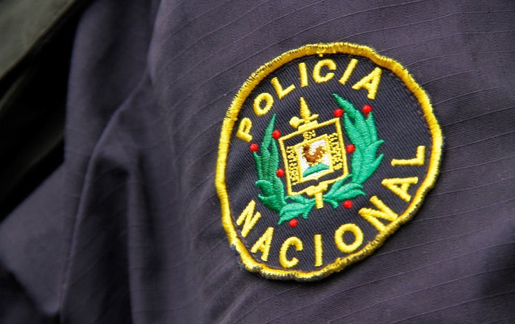 jgamorin's tweet photo. Mujer policía (31 años) de uniforme, en la puerta de su casa, es atacada por rapiñeros. Su pareja, también policía, sale en su defensa. En el tiroteo, #DanielaDaSilva cae gravemente herida en el cuello
Todo nuestro apoyo y los mayores deseos de pronta recuperación
#DueleUruguay https://t.co/hoyyY3IMbj