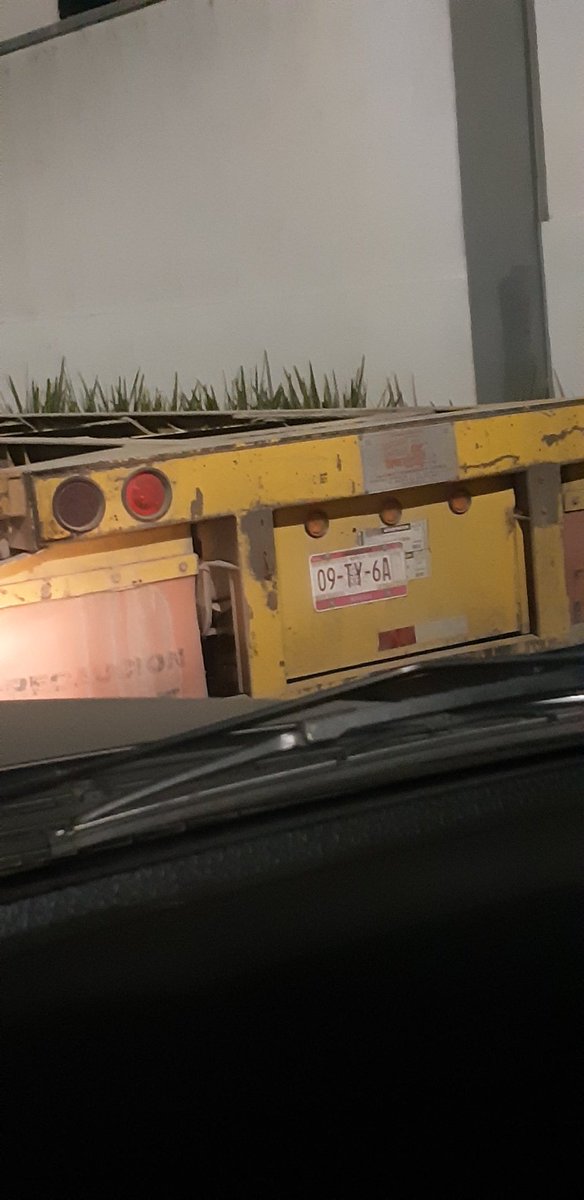 efrain0506's tweet photo. @SSPMQueretaro su apoyo para verificar y retirar este camion de carga, que lleva mas de una semana en estado de abandono, en mi fraccionamiento habitacional, genera contaminacion y daños al pavimento https://t.co/aYN55GL1NV