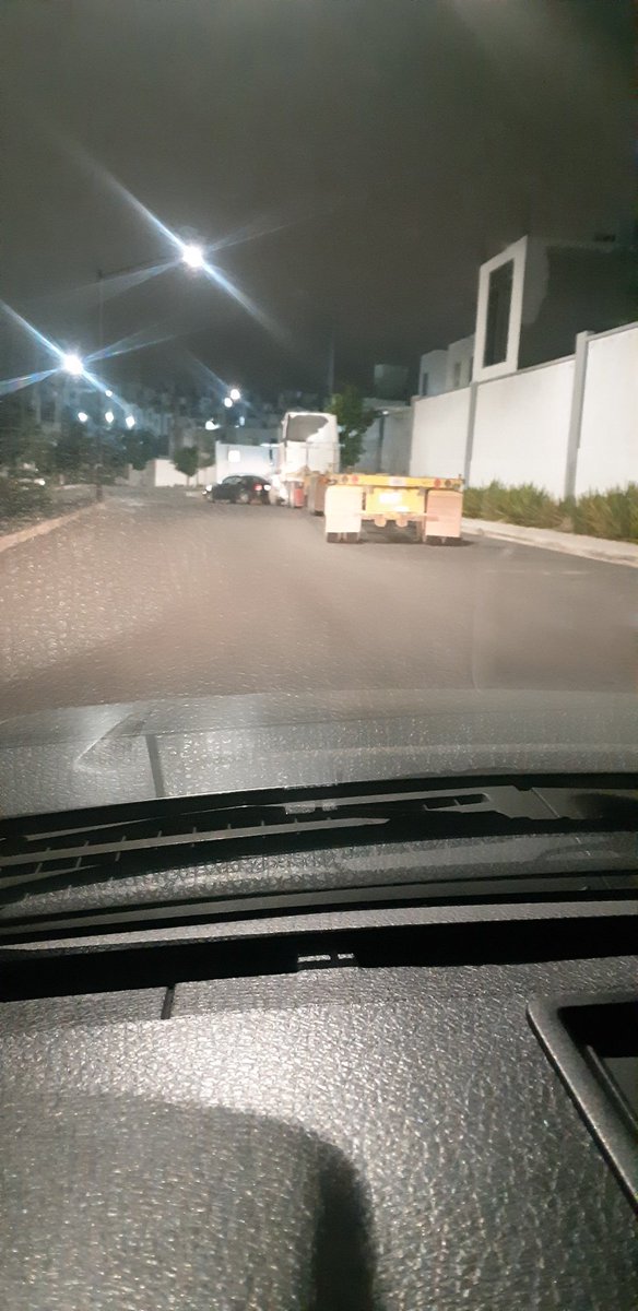 efrain0506's tweet photo. @SSPMQueretaro su apoyo para verificar y retirar este camion de carga, que lleva mas de una semana en estado de abandono, en mi fraccionamiento habitacional, genera contaminacion y daños al pavimento https://t.co/aYN55GL1NV