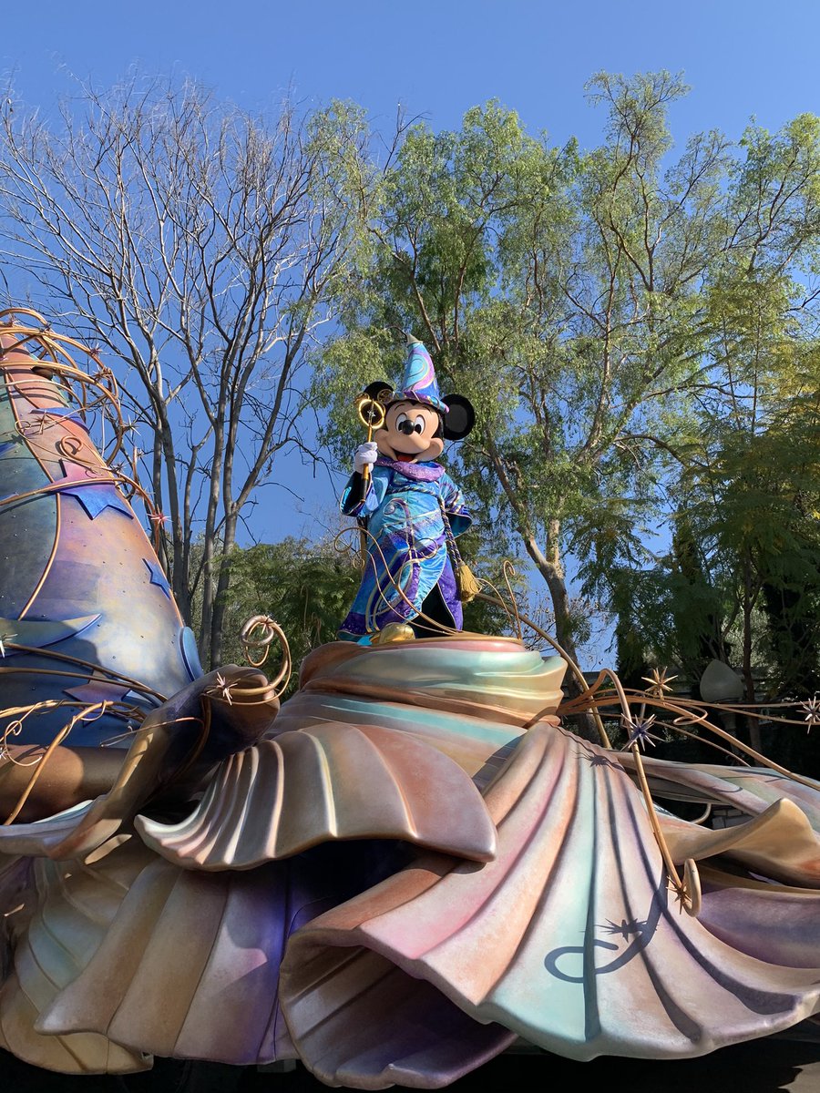 maria_marquezx's tweet photo. To start off the parade the one and only #mickeymouse the Magic Happens parade has begun! #201MakLab #disneyparade #Disneyland https://t.co/25lZsfFe8X