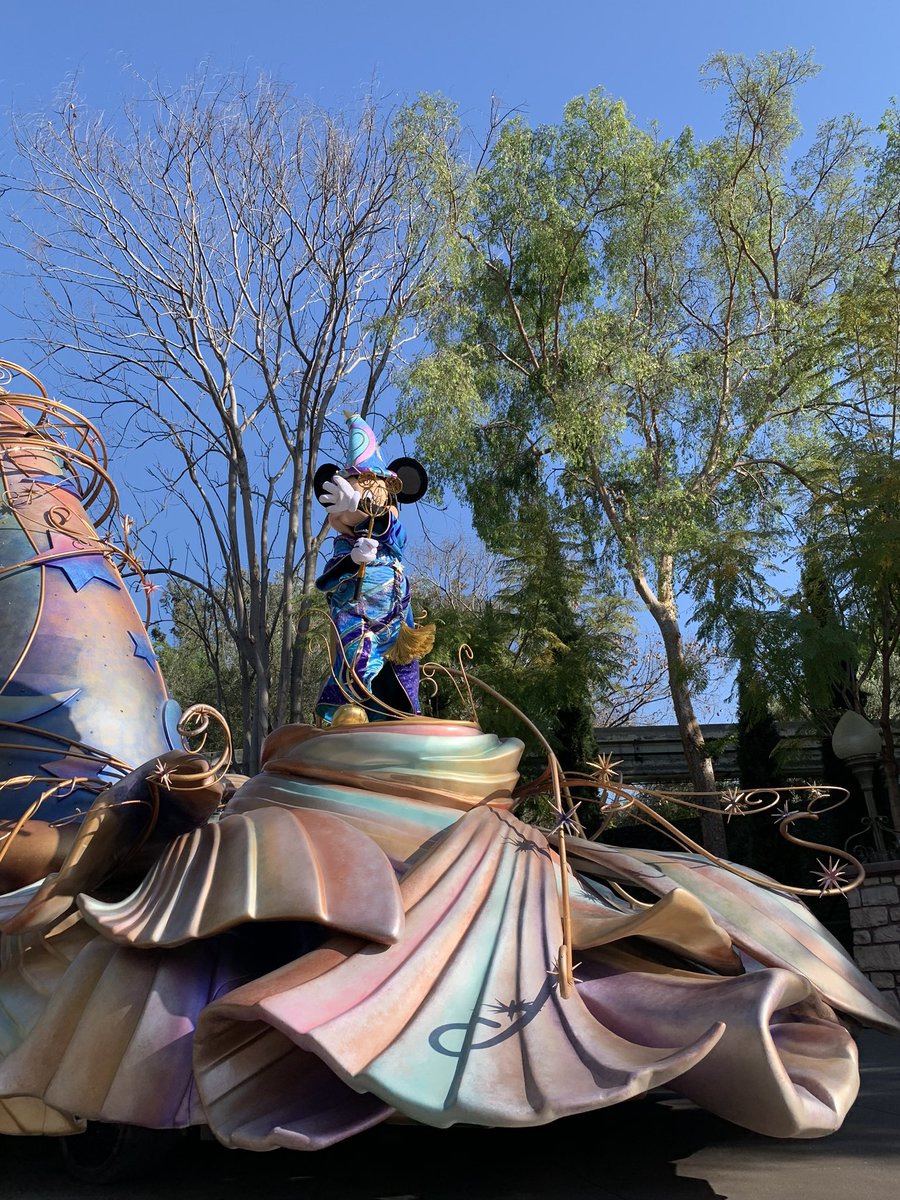 maria_marquezx's tweet photo. To start off the parade the one and only #mickeymouse the Magic Happens parade has begun! #201MakLab #disneyparade #Disneyland https://t.co/25lZsfFe8X