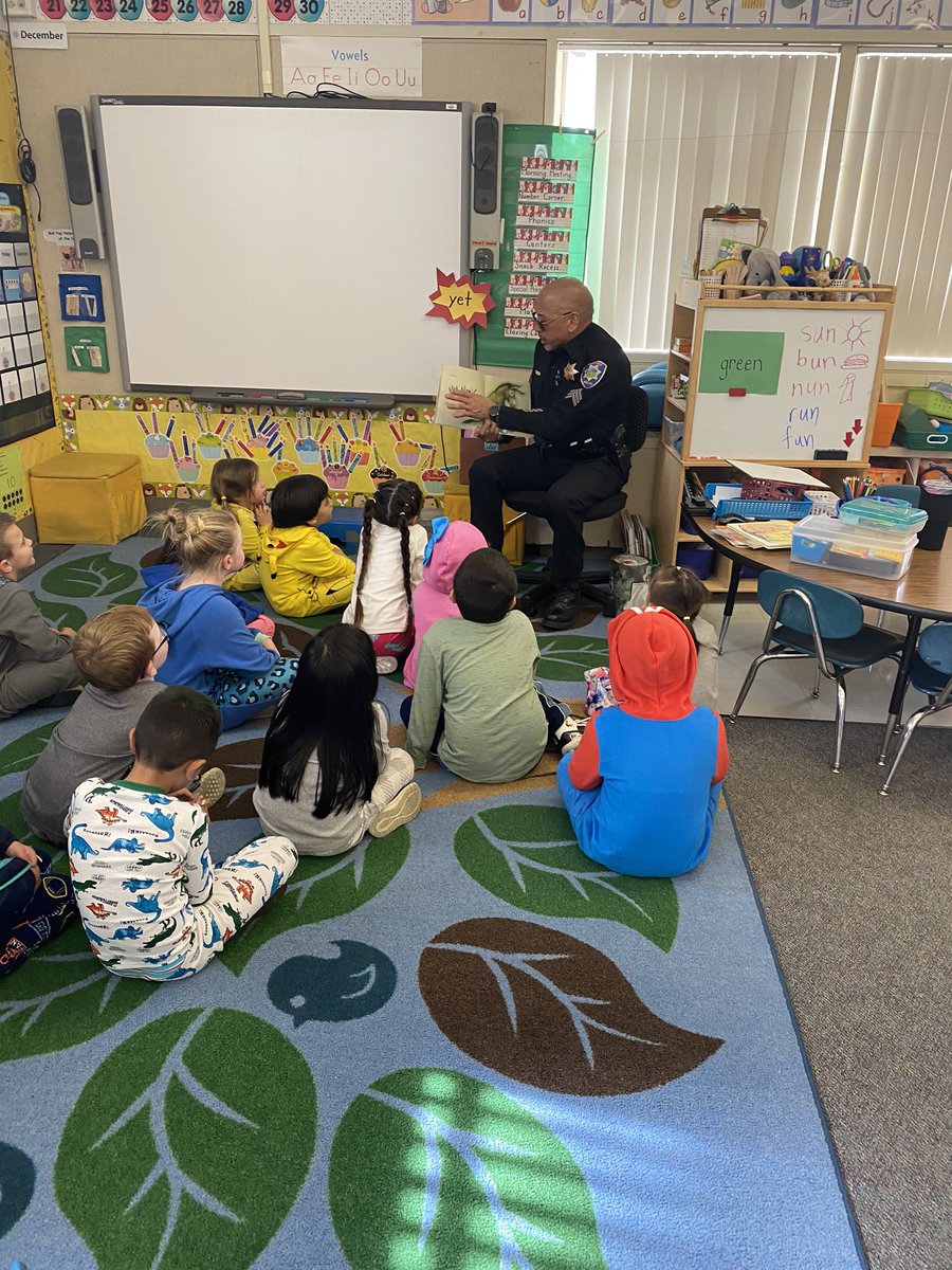 ljebullpups's tweet photo. We love Sgt Ferrer’s engaging reading and play time! Thanks for coming to Read Across America 💙🐾💛 https://t.co/Yy31h2XXz6
