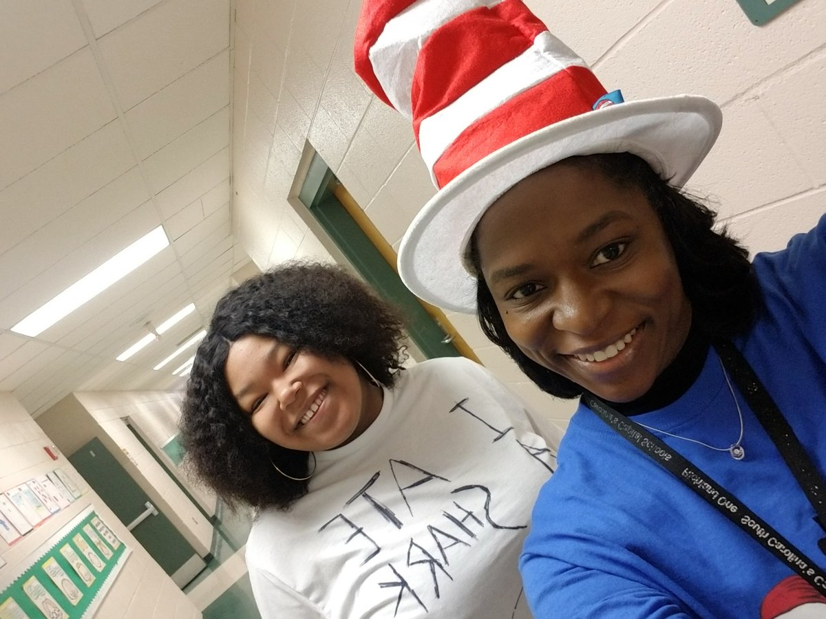 agmomoffour's tweet image. It's a wrap for Read Across America Week! #wehadfun #readlotsofbooks #artteachersreadtoo