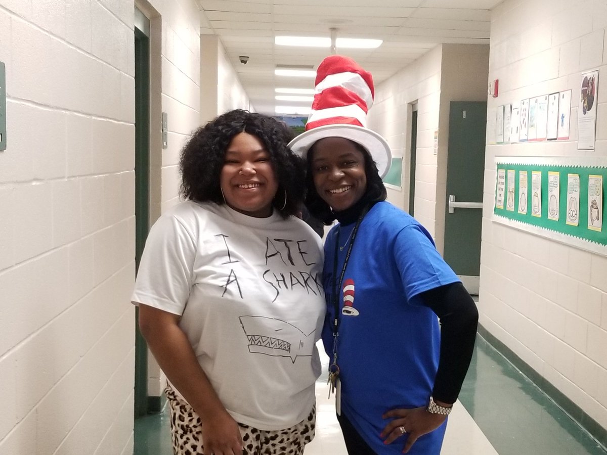 agmomoffour's tweet image. It's a wrap for Read Across America Week! #wehadfun #readlotsofbooks #artteachersreadtoo