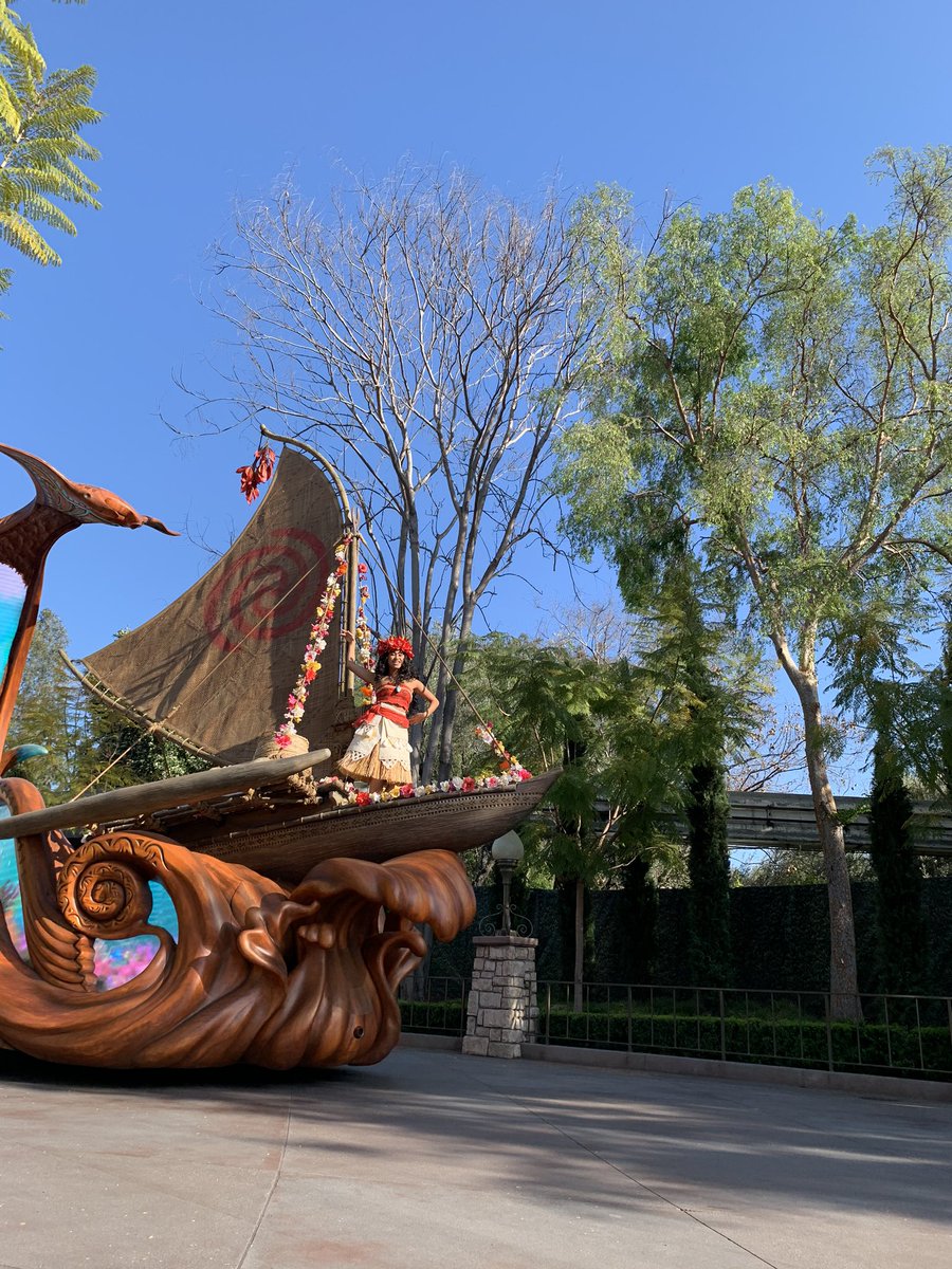 maria_marquezx's tweet photo. Joining the parade for the first time since the movie release in 2016 #Moana along with hay hay and Maui. @Disneyland #201MakLab https://t.co/F8hQyPXM4m