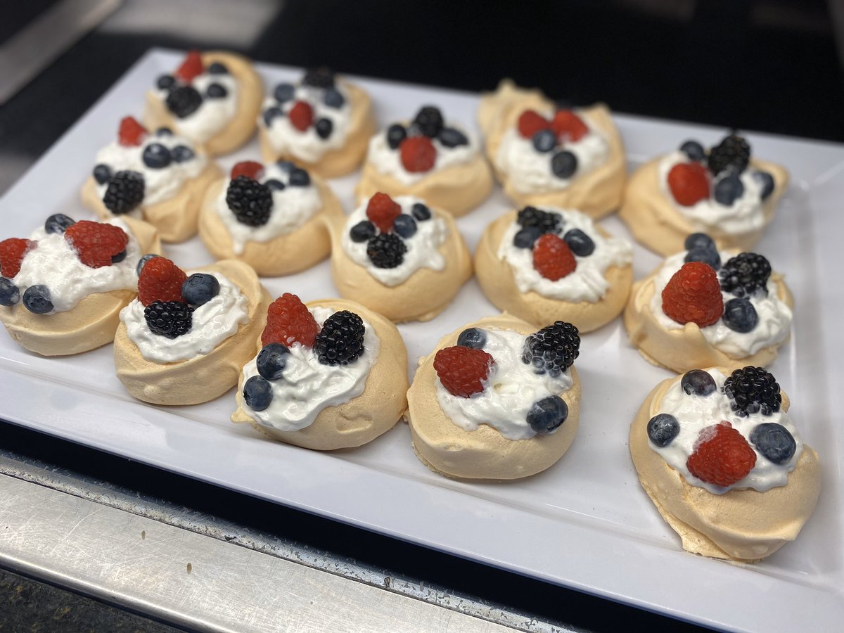 UW_SAAS's tweet photo. 🌏 Last night Conibear hosted Global Pack’s first International Night! We hope everyone enjoyed the different dishes represented by some of the home countries of our international Huskies!
#GlobalPack x #GoHuskies https://t.co/AOBEZBjZk9