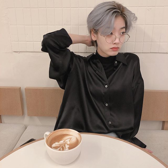 ◜# 1 insta_update ！◞ ▹ @/myhsjourney

Después de una ardua jornada de trabajo toca disfrutar de una buena bebida antes de acabar el día. Debo tener más cafeína que sangre. !! ㅋㅋㅋ Sabonim, si me está leyendo,  necesito vacaciones o un aumento.  TT #/coffe시각