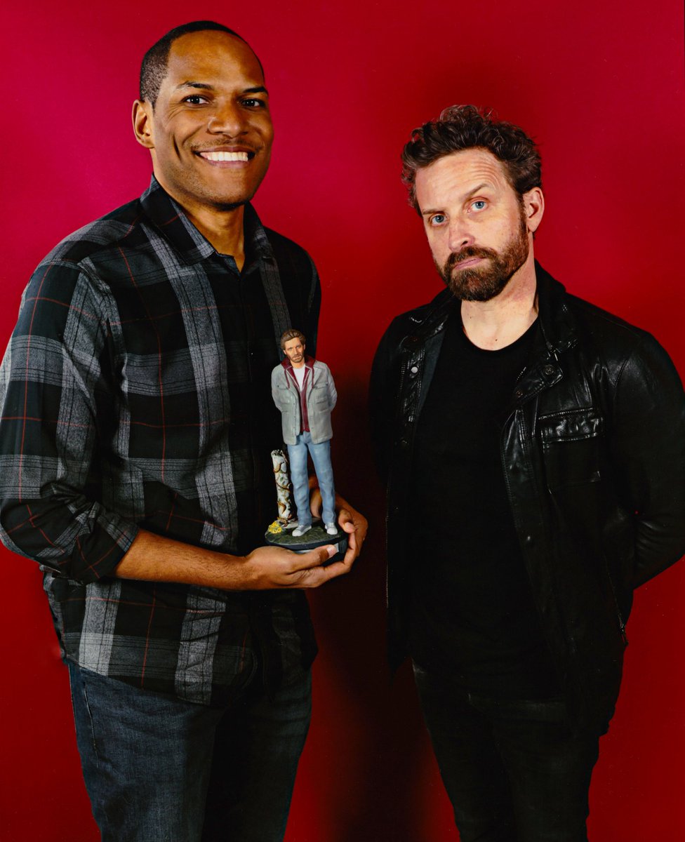HRZONE2's tweet photo. Rob's reaction to my Chuck sculpture was awesome. I did my best to show it to him while holding it. Little did I know, that when we were taking this photo Rob posed as the sculpture 😆 thanks @RobBenedict! #SPNLV #Supernatural https://t.co/REulYHIsFk