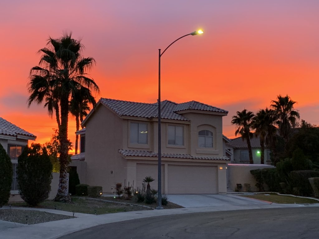 eslates31's tweet photo. Missin’ home a lil extra today so enjoy this nice Vegas scene I snapped back in January https://t.co/ArTecZxEDP