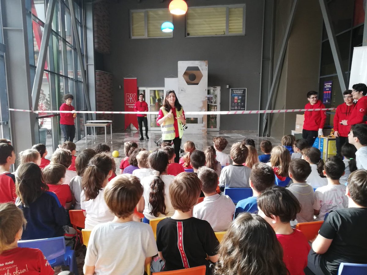 #spreadtheFİRST projemiz için bugün küçük arkadaşlarımıza robot hakkında sunumlar yapıp küçük bir gösteri yaptık. Ve çok keyifli vakit geçirdik.☺️