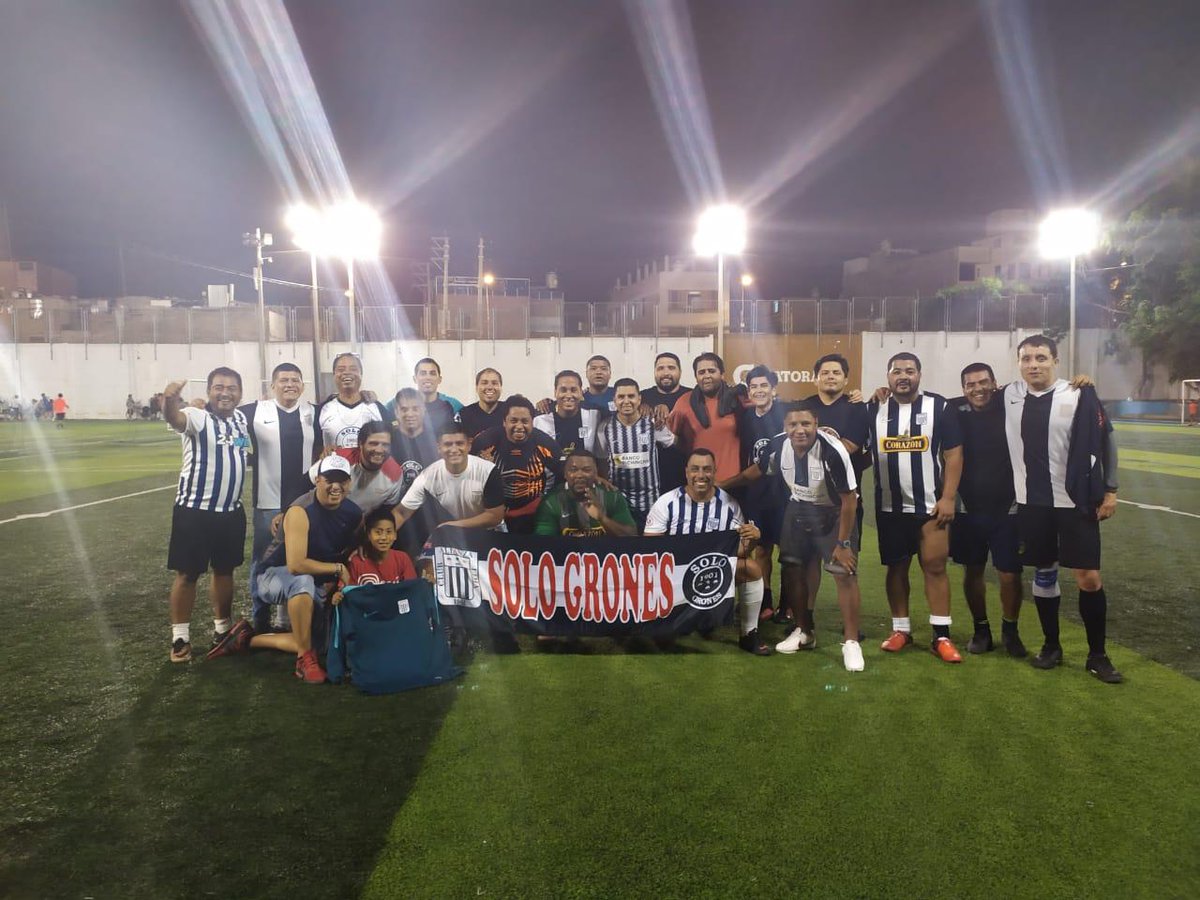 S0L0_GR0NES's tweet photo. Buena pichanga con los amigos de Blackintimos FC

Fútbol, goles y 🍫

Lo mejor de todo, 100% gente grone

#SoloGrones
#Blackintimos
#PuritoAlianza

En las buenas cualquiera, en las malas... los que estamos siempre.

Y Arriba Alianza 🔵⚪🔵 https://t.co/y6xqznuuB6