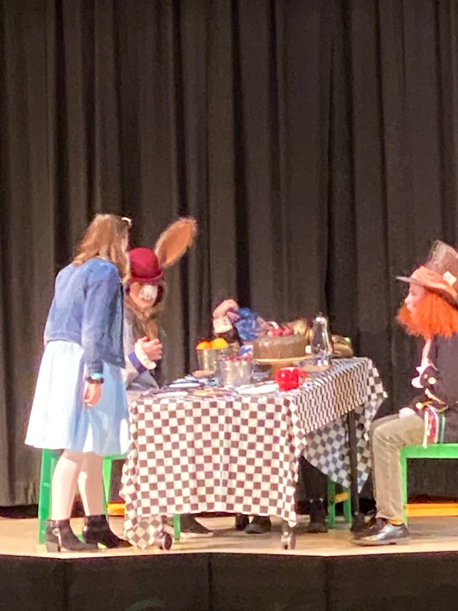 sinkmann87's tweet photo. Opening night for Horning middle school’s ALICE IN WONDERLAND https://t.co/lbF0c4crb0