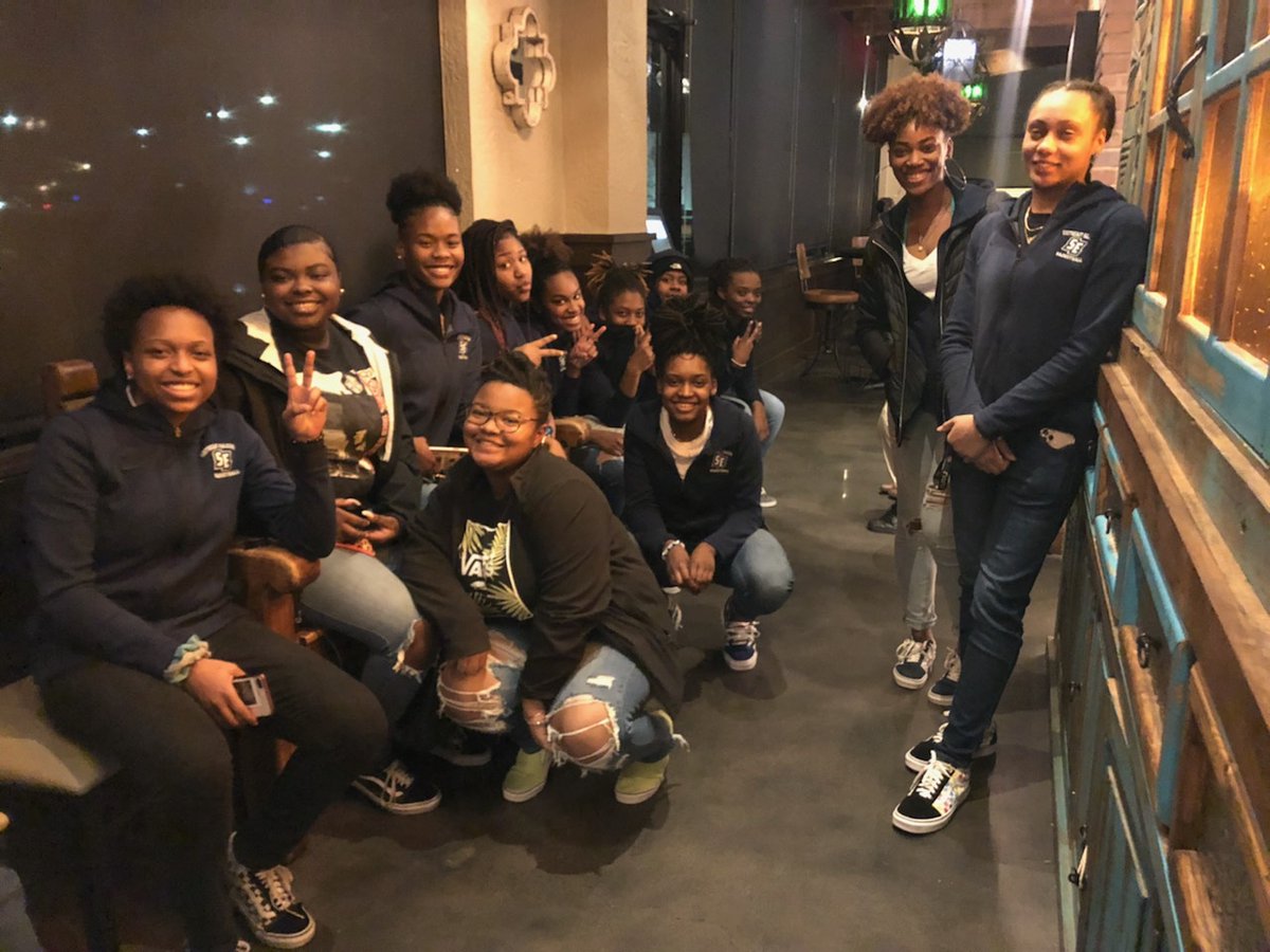 SRHS_girlsbball's tweet photo. #squadgoals #teammeal #bonding #family 💙💚💙💚 https://t.co/kwaWOqtFDH