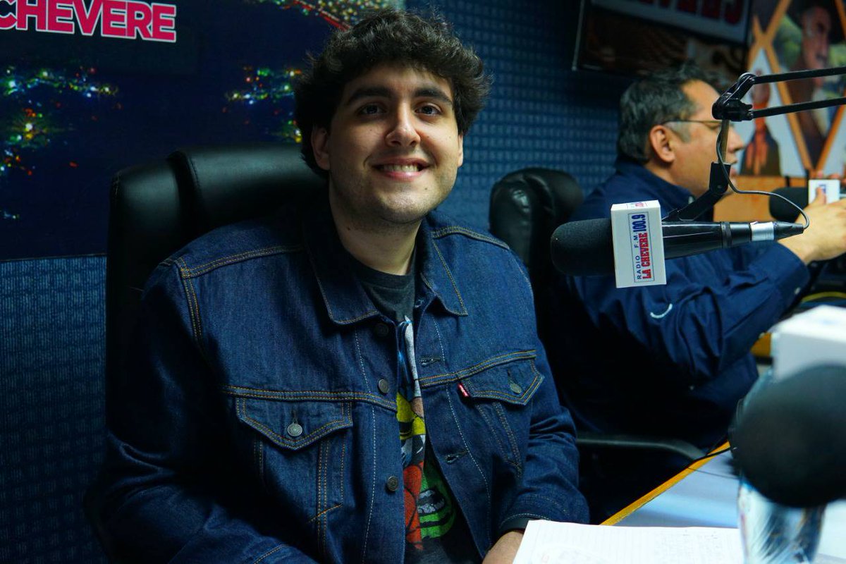 "Los Futboleros" con la fiel visita de Don Alvarino de Papa John's! 🍕 Todo lo mejor del fútbol nacional e internacional lo escuchas a través de 8 emisoras de Grupo Radial Samix, Lunes y Viernes de 6-7 PM. ⚽️ #LosFutboleros #GrupoSamix