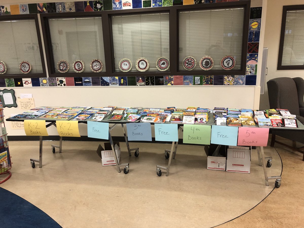 HeathAngelbeck's tweet image. Free books at Salmon Creek’s Read around the world night.  This is how we #huskylearning.