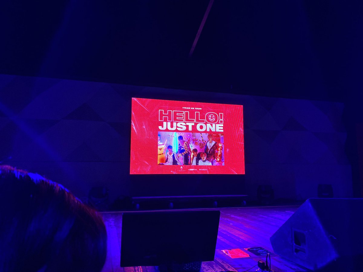 USSATEEZ's tweet photo. BARRICADE !! IM SO SORRY TO EVERYONE AROUND ME WHEN I DANCE AND VIBE 

#1TEAMinUS #1TEAMinChicago #ChicagoTeamone https://t.co/ufQtsVAOhh