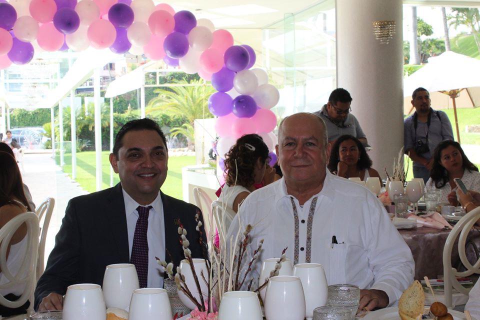 BedranRuiz's tweet photo. Día Internacional de la Mujer en el @SoyCACHAC organizado  por Arquitectas #CACHAC @mgrys16  Gracias Arq. Cesar Julio de Coss Secretario de @ObrasPublicasCS por su presencia y Arq. @CLAUDIABACA  Secretaria  de Desarrollo Urbano por acompañarme. @rquitectasFCARM https://t.co/Hqk93fclSV