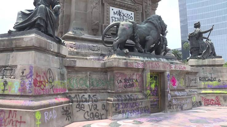 this is el angel de la independencia, one of mexico city’s biggest landmarks. this is what it looked like after a protest “got out of hand”phrases:(the patriarchy) will falldon’t fuck with usthe nation KILLSrapist policethey’re killing usAMLO (president) feminicider