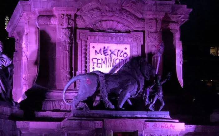 this is el angel de la independencia, one of mexico city’s biggest landmarks. this is what it looked like after a protest “got out of hand”phrases:(the patriarchy) will falldon’t fuck with usthe nation KILLSrapist policethey’re killing usAMLO (president) feminicider