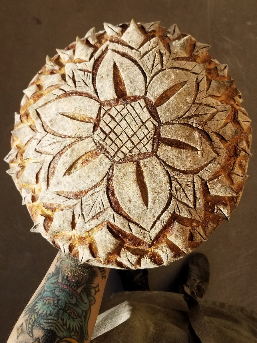 thegemthecolor's tweet photo. my sunflower design got a major upgrade this week. π»πβοΈ
#ARTisinalbread #breadart #sourdough #breadscoring #sourdoughscoring https://t.co/EjO74ifN5N