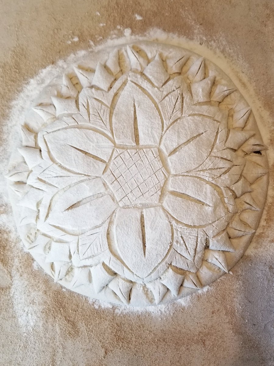 thegemthecolor's tweet photo. my sunflower design got a major upgrade this week. π»πβοΈ
#ARTisinalbread #breadart #sourdough #breadscoring #sourdoughscoring https://t.co/EjO74ifN5N