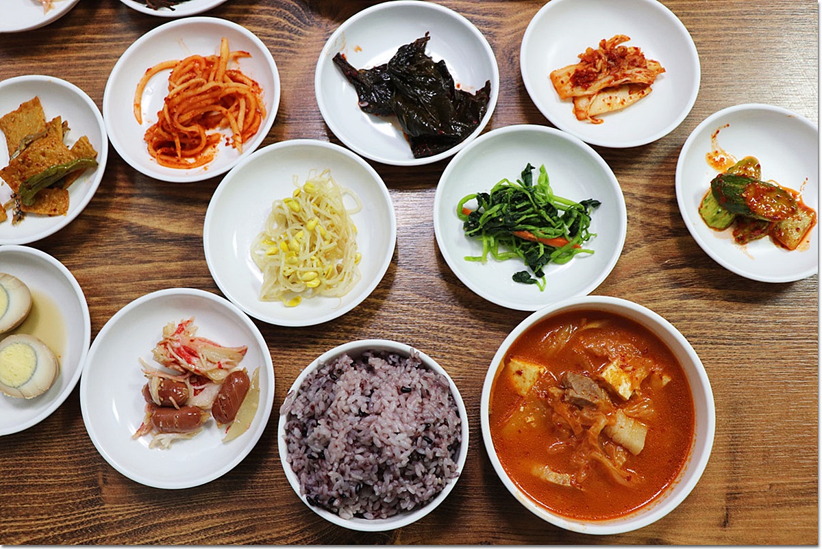 공릉동 골목식당 찌개백반집 경복식당 
백반 가격 6,000원에 맛볼 수 있는 
공릉동 백반! 사장님의 푸근한 정과 
함께 하는 맛있는 식사입니다.
naver.me/GGNLJ8Bu